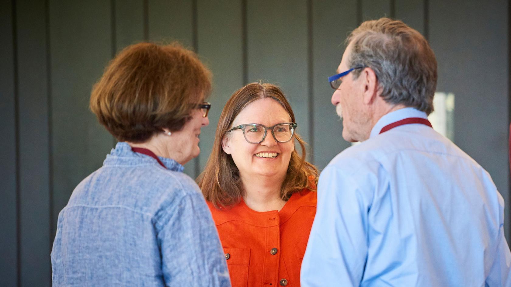 Lesleigh Cushing (center) talks with alumni during Reunion Weekend breakfast